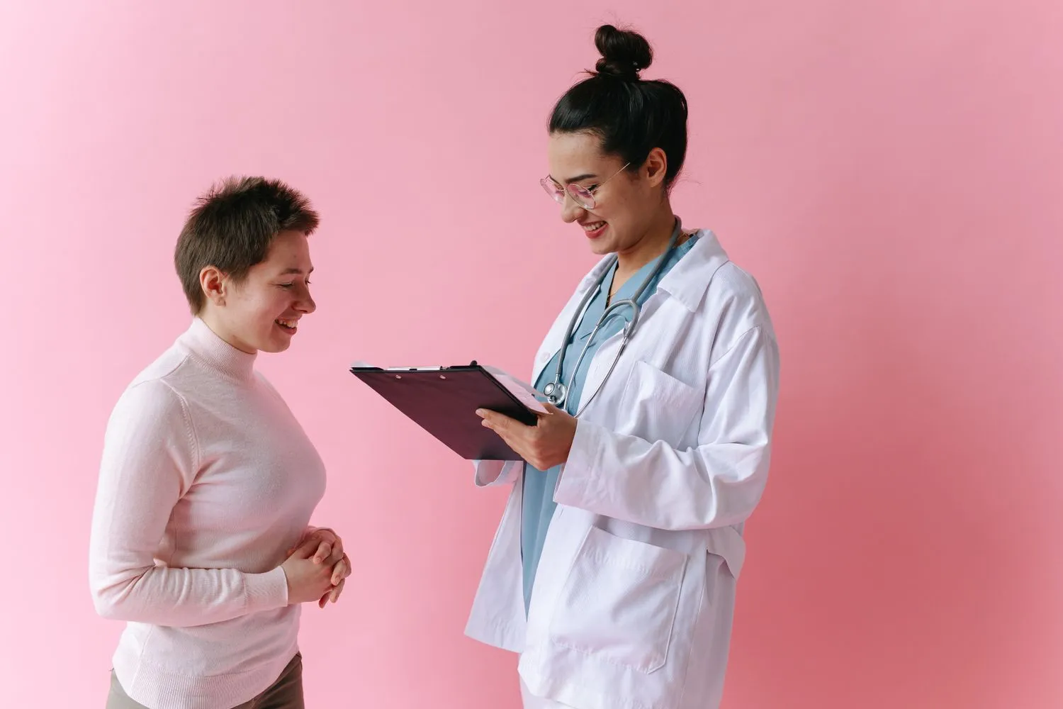 Ärztin erläutert einer Patientin einen Befund